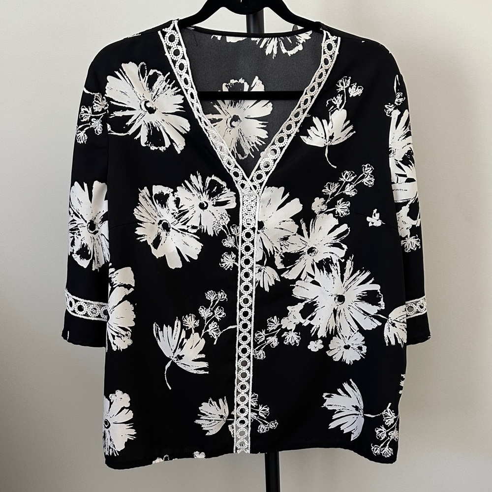 ☀️Chic Black and White Floral Blouse